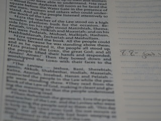 A screenshot showing a PDF slide with AI-generated Arabic margin notes on the right side.