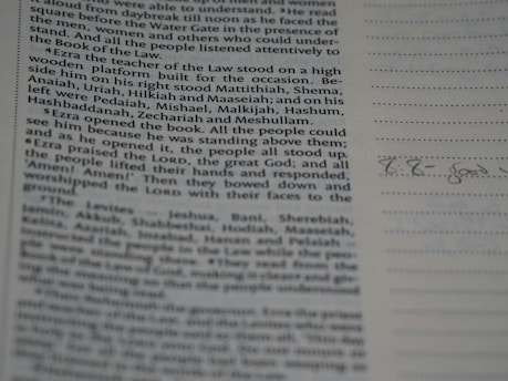 A screenshot showing a PDF slide with AI-generated Arabic margin notes on the right side.