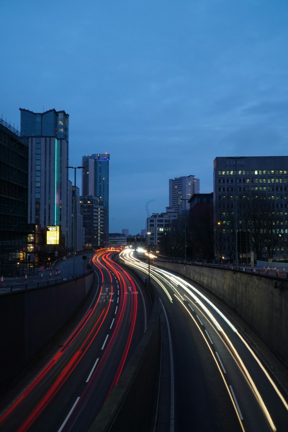 Eine Stadtstraße mit viel Verkehr neben hohen Gebäuden