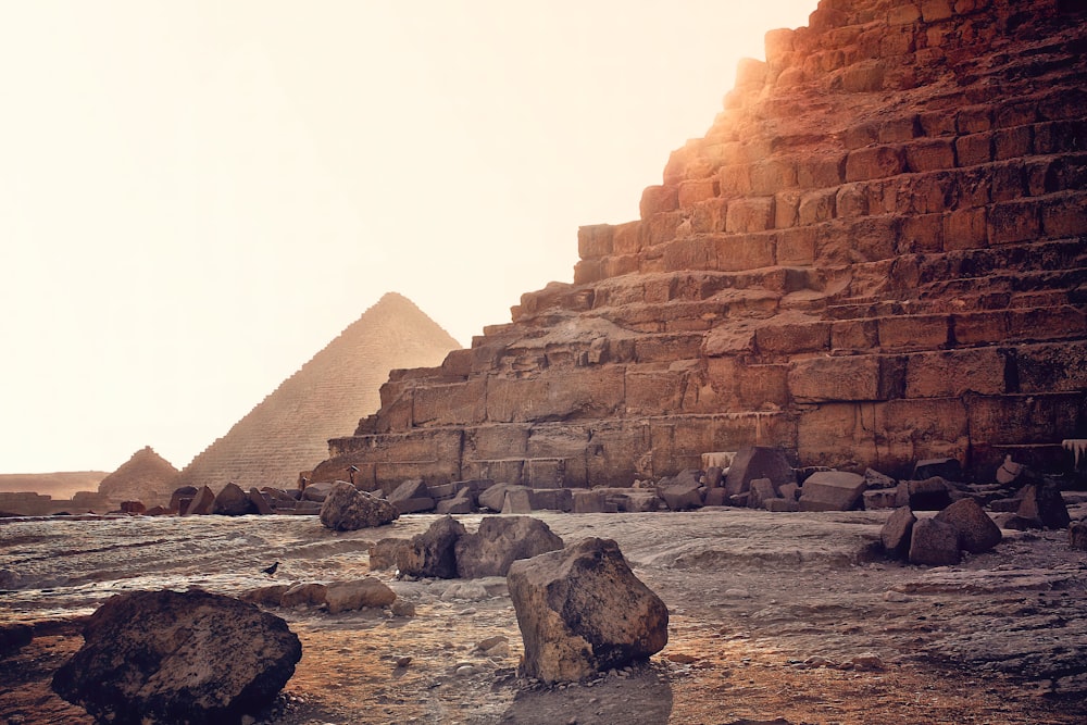 Les pyramides de Gizeh sont montrées en arrière-plan