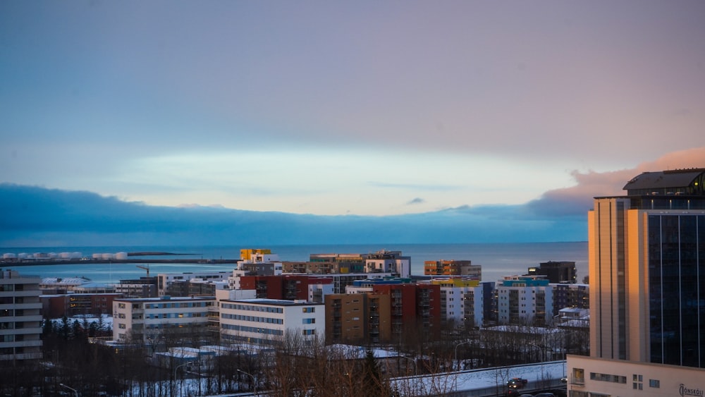 Blick auf eine Stadt mit einem Gewässer in der Ferne