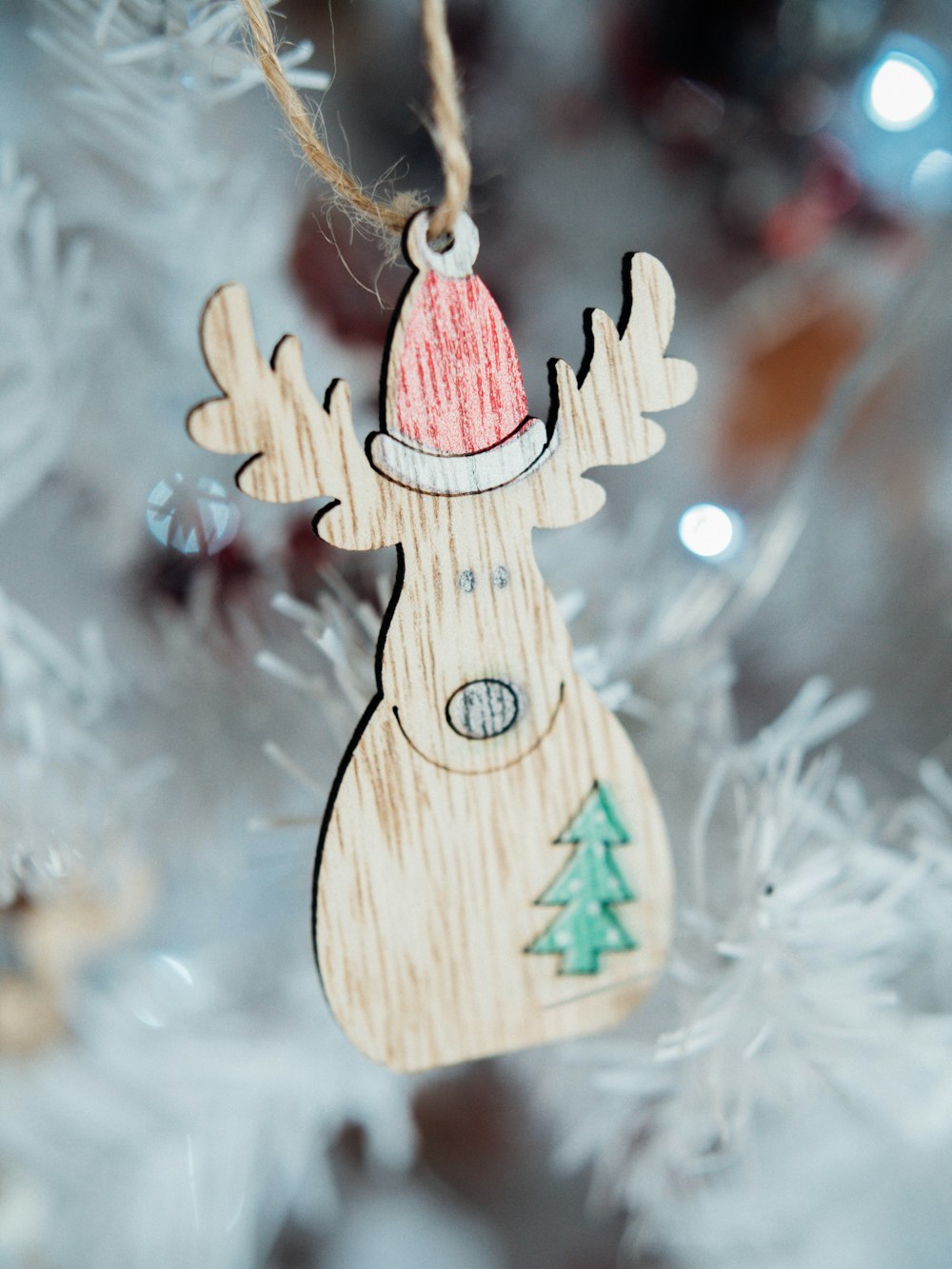 Un adorno de madera colgando de un árbol de Navidad