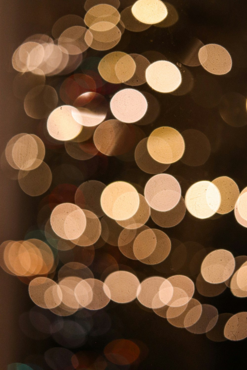 uma foto borrada de uma árvore de Natal com luzes