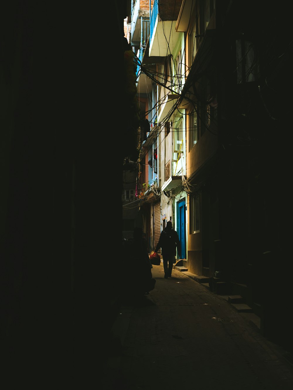 Un hombre caminando por un callejón oscuro