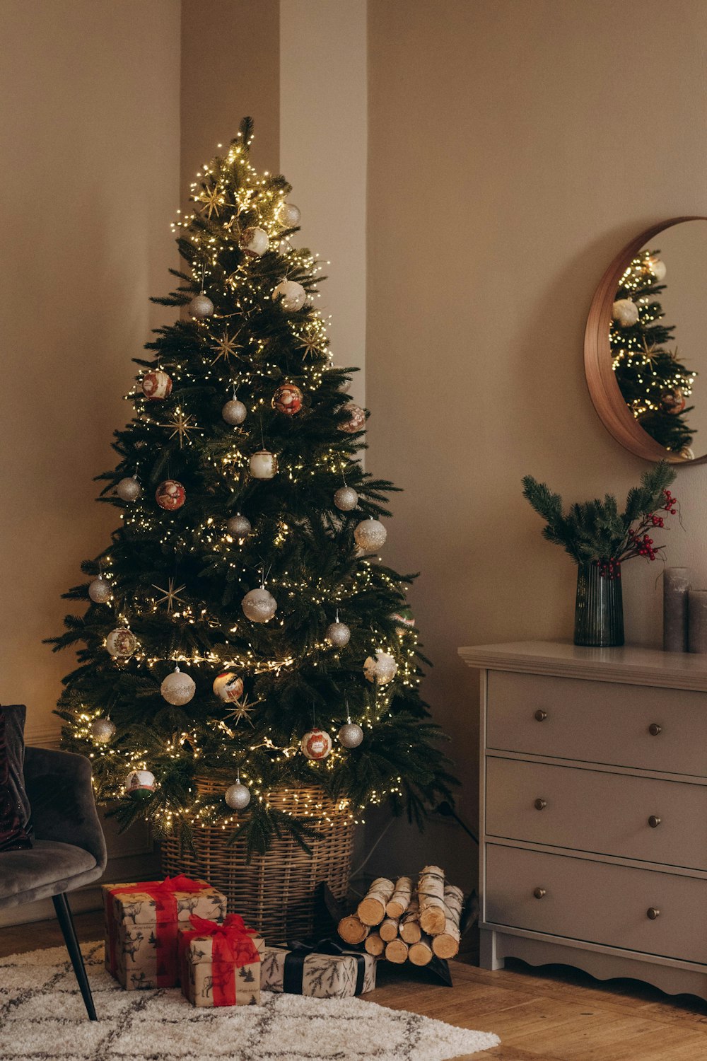 uma árvore de Natal decorada em uma sala de estar