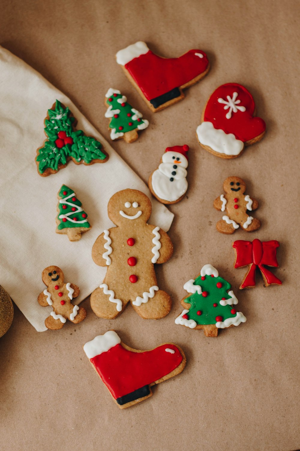 a table topped with lots of decorated cookies