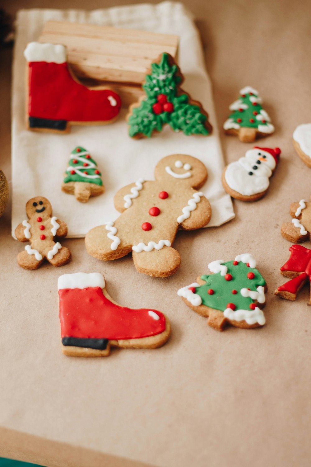 a table topped with lots of decorated cookies