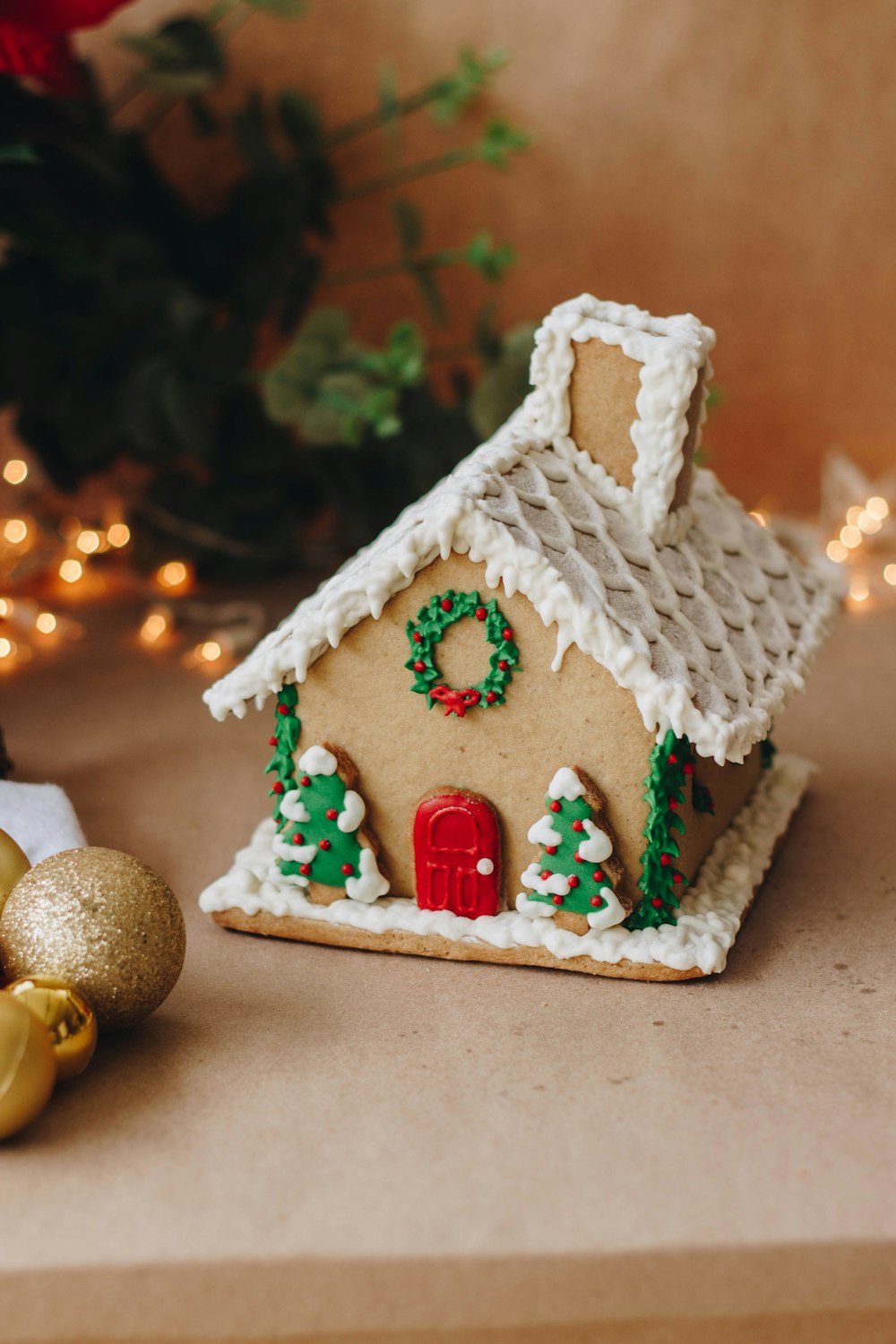 Une maison en pain d’épice avec une couronne de Noël dessus