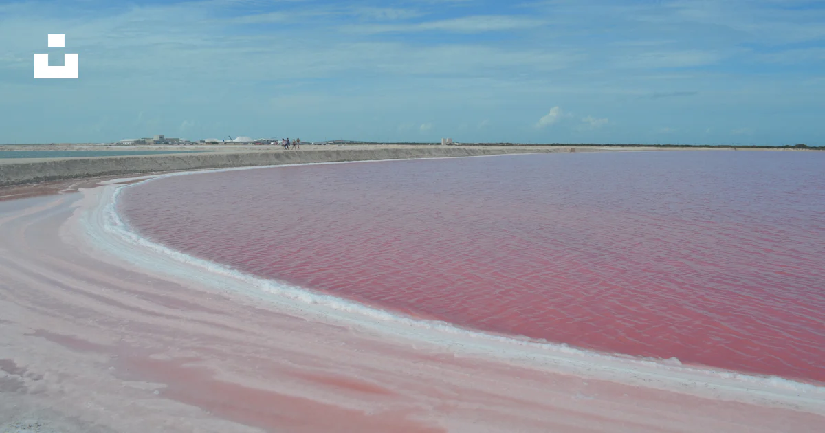 Ein großes rosa Gewässer mit einem Himmelshintergrund Foto ...