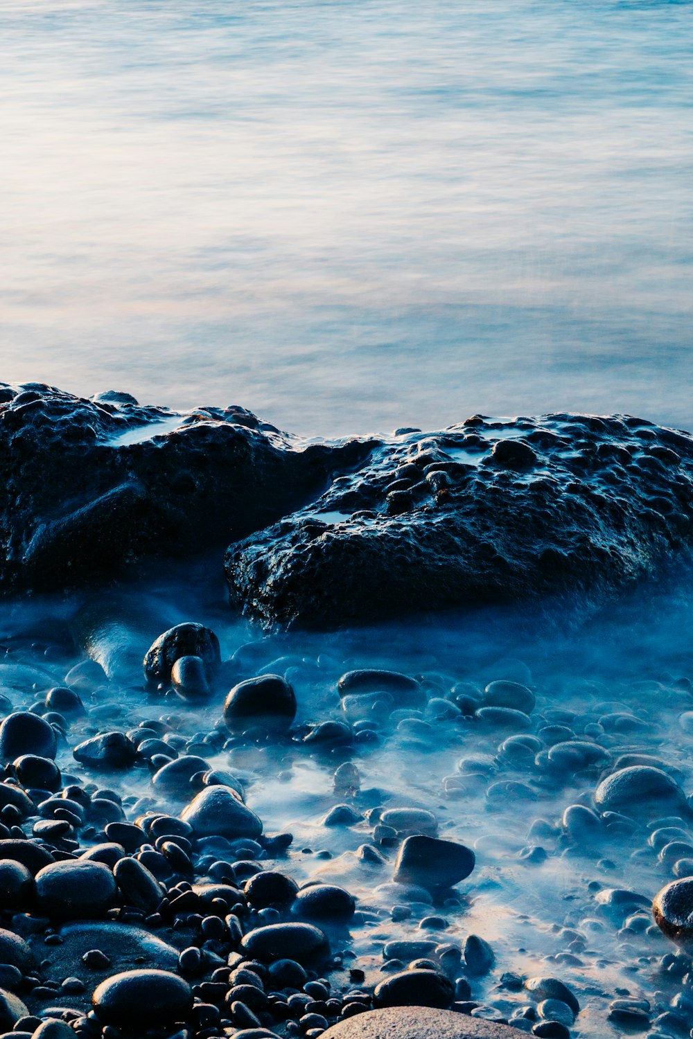 une plage rocheuse couverte de beaucoup d’eau