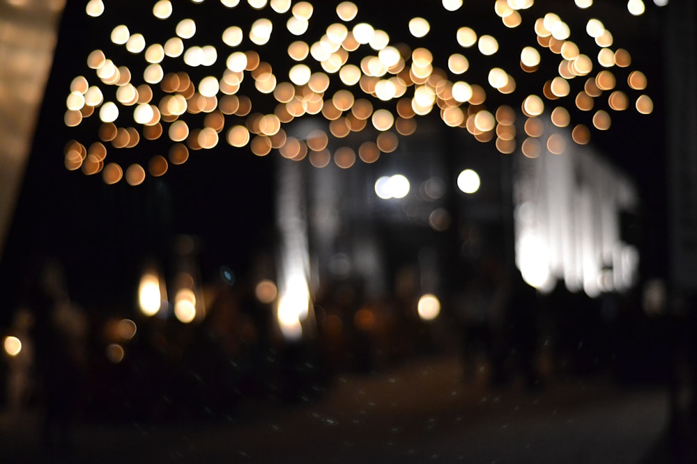 uma foto borrada de um monte de luzes