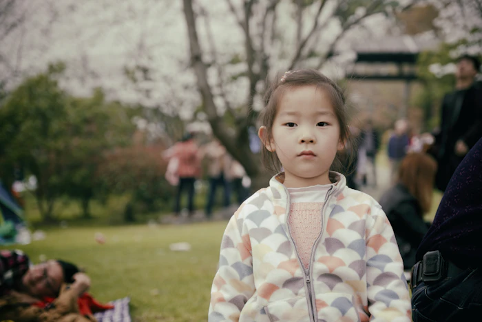 공원에 선 아이