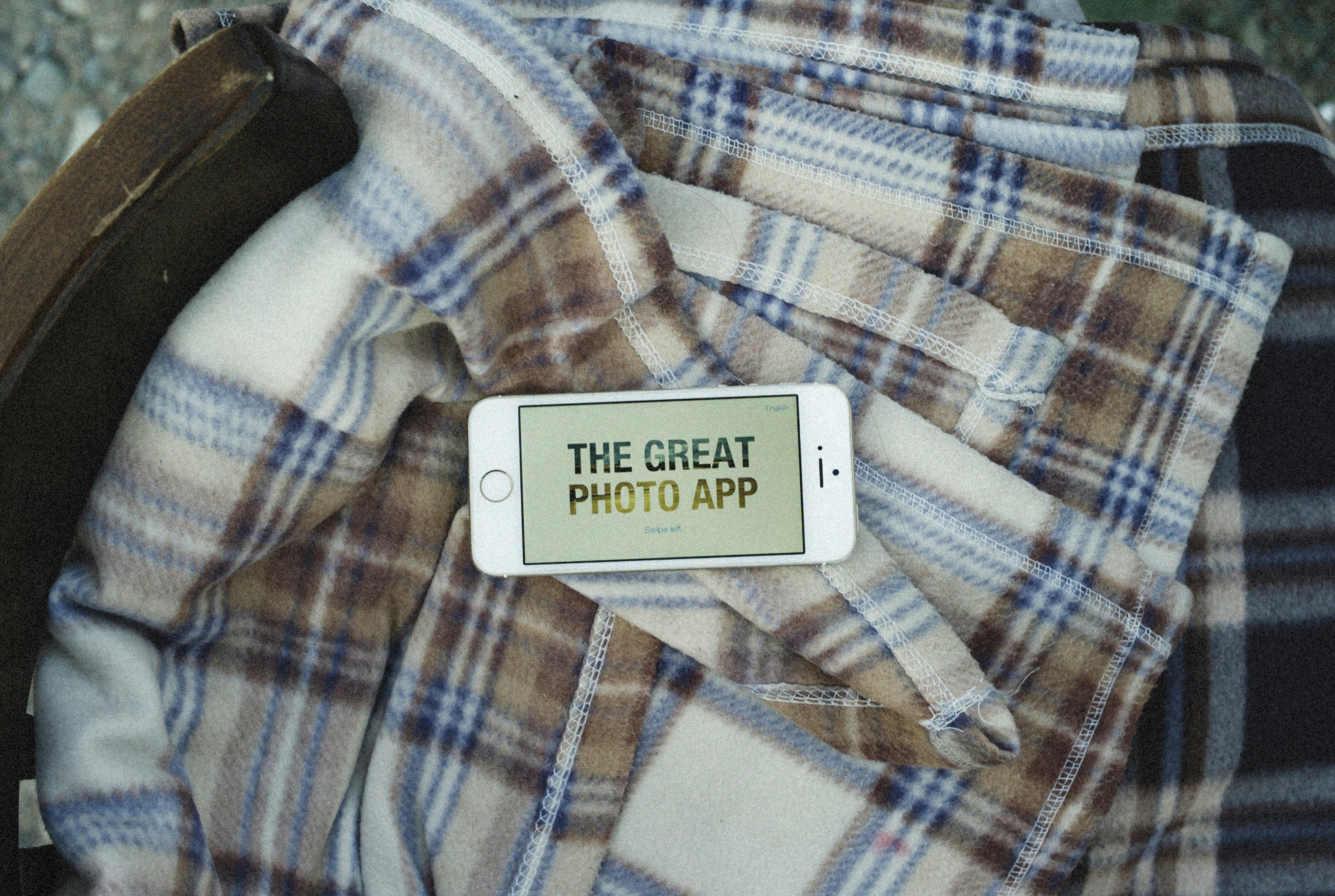 there is a tag on a shirt that says the great photo app