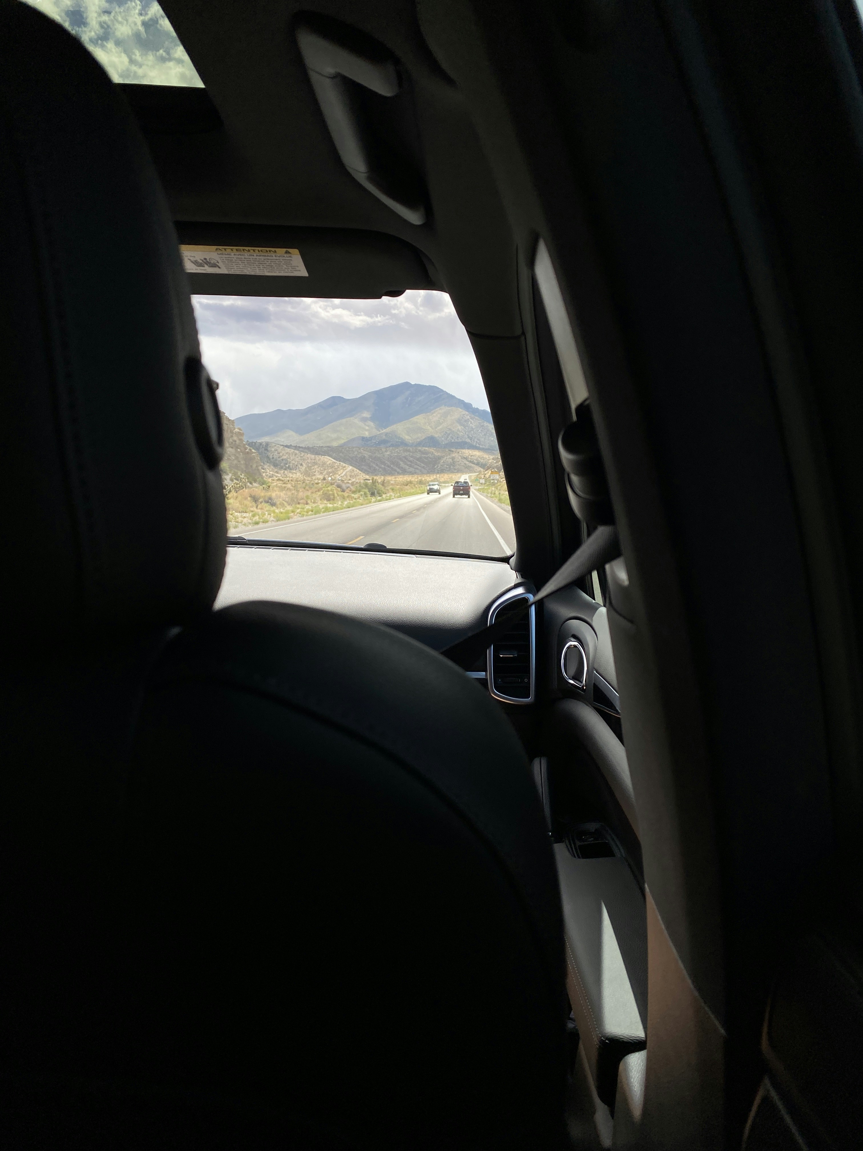 차 안에서 바라본 산의 풍경