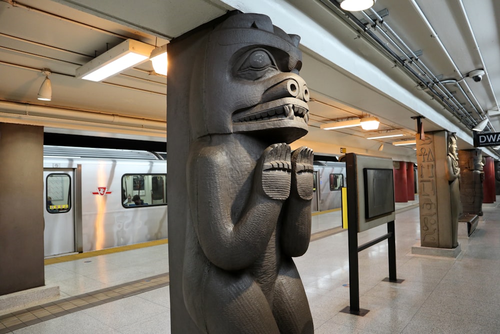 uma estátua de um macaco está em uma estação de metrô