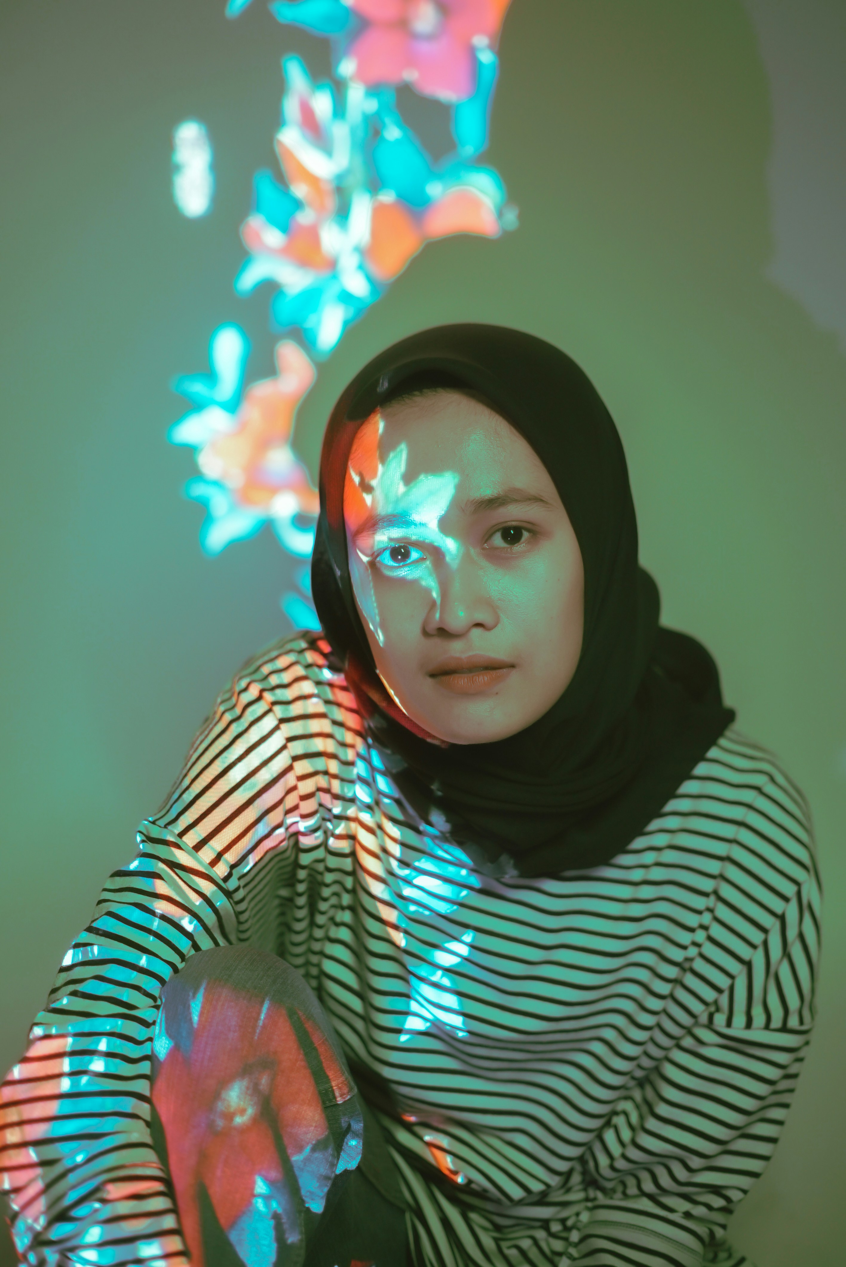 Una mujer con una camisa a rayas blancas y negras