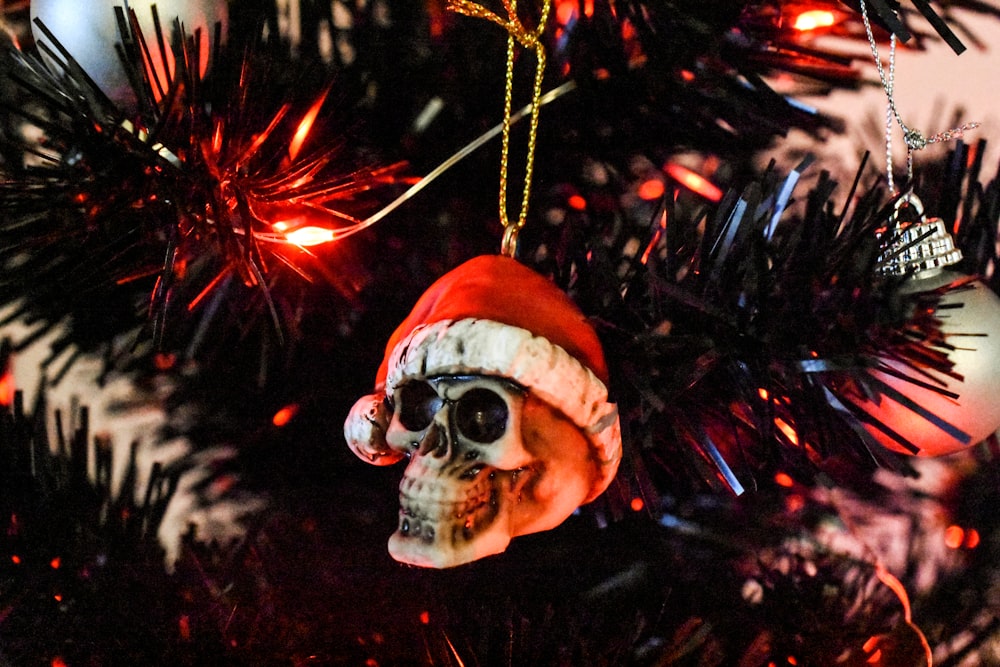 Un adorno de calavera colgando de un árbol de Navidad