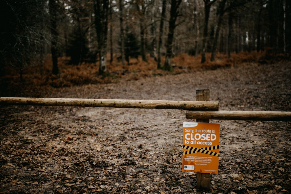 Un panneau fermé au milieu d’une forêt