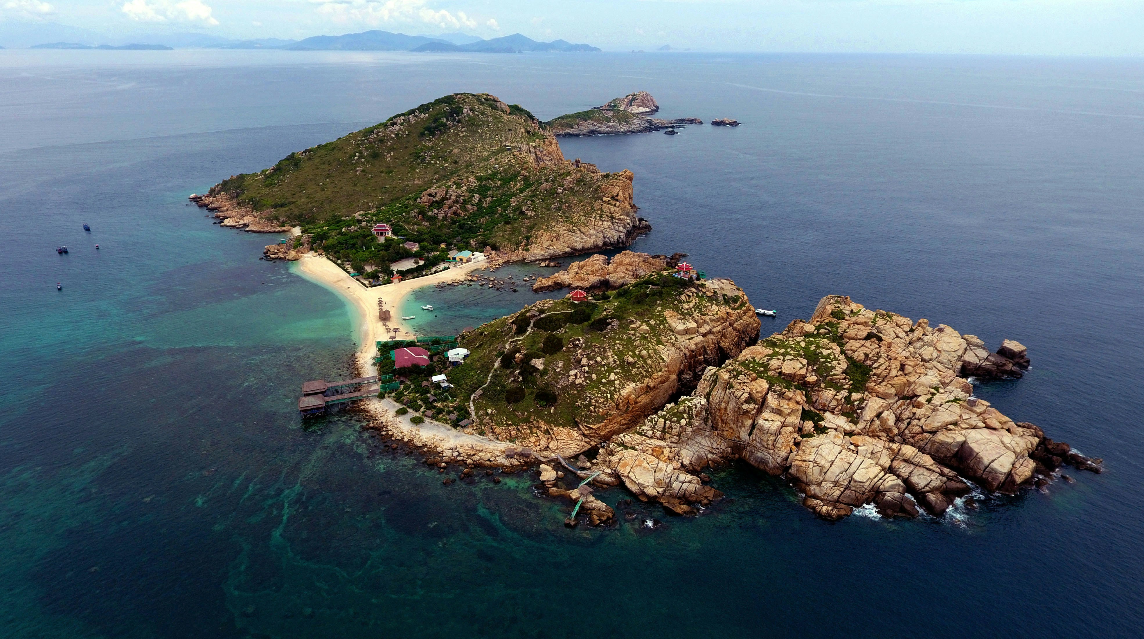 Đảo Yến Hòn Nội nằm ở Vịnh Nha Trang, Khánh Hòa, cách đất liền khoảng 25km về phía Đông Bắc.. Đảo Yến được tạo nên bởi những hòn đảo đẹp nằm giữa biển và đậm chất hoang sơ kỳ thú. Website: https://daoyen.net