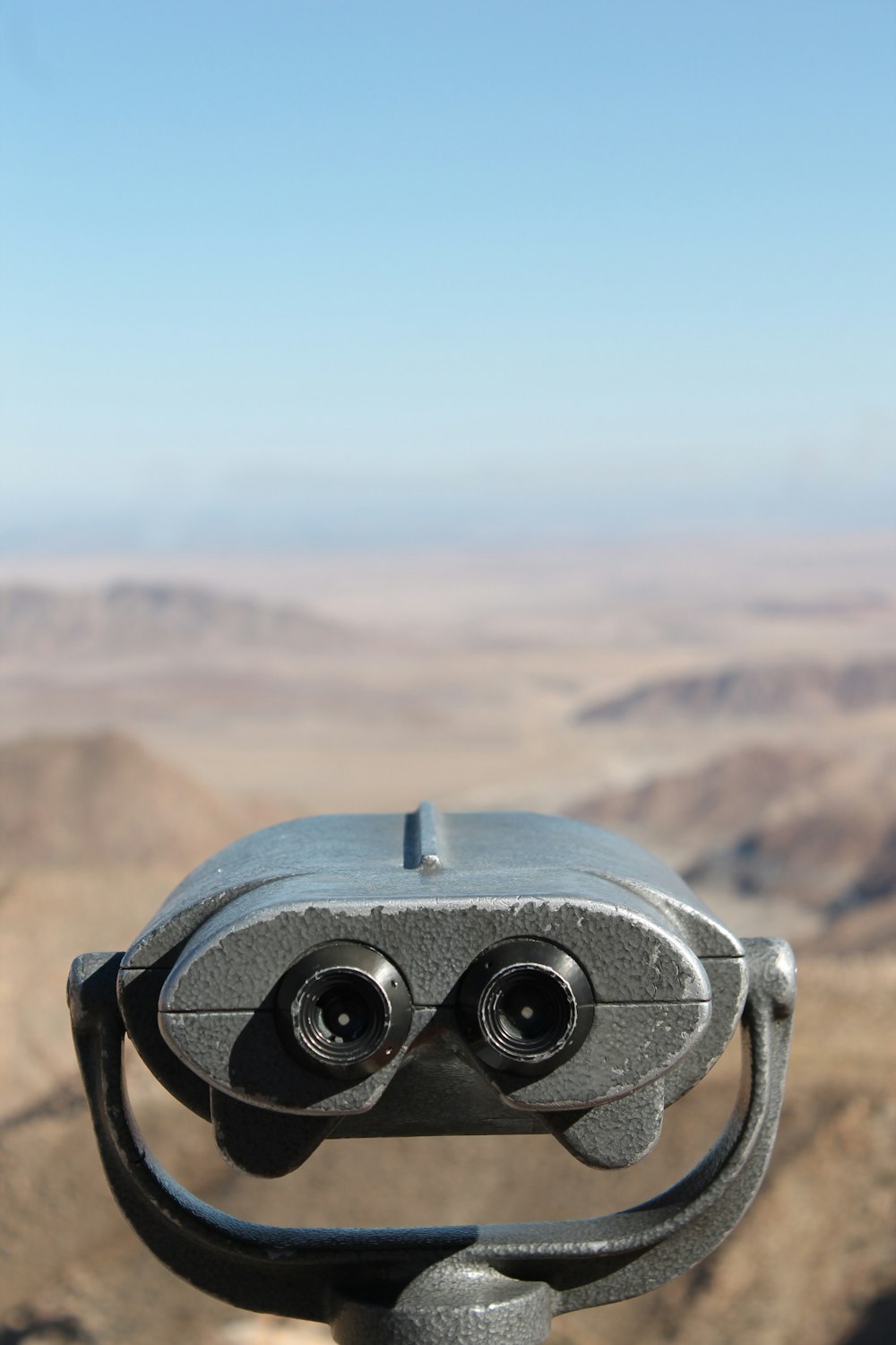 a pair of binoculars sitting on top of a tripod