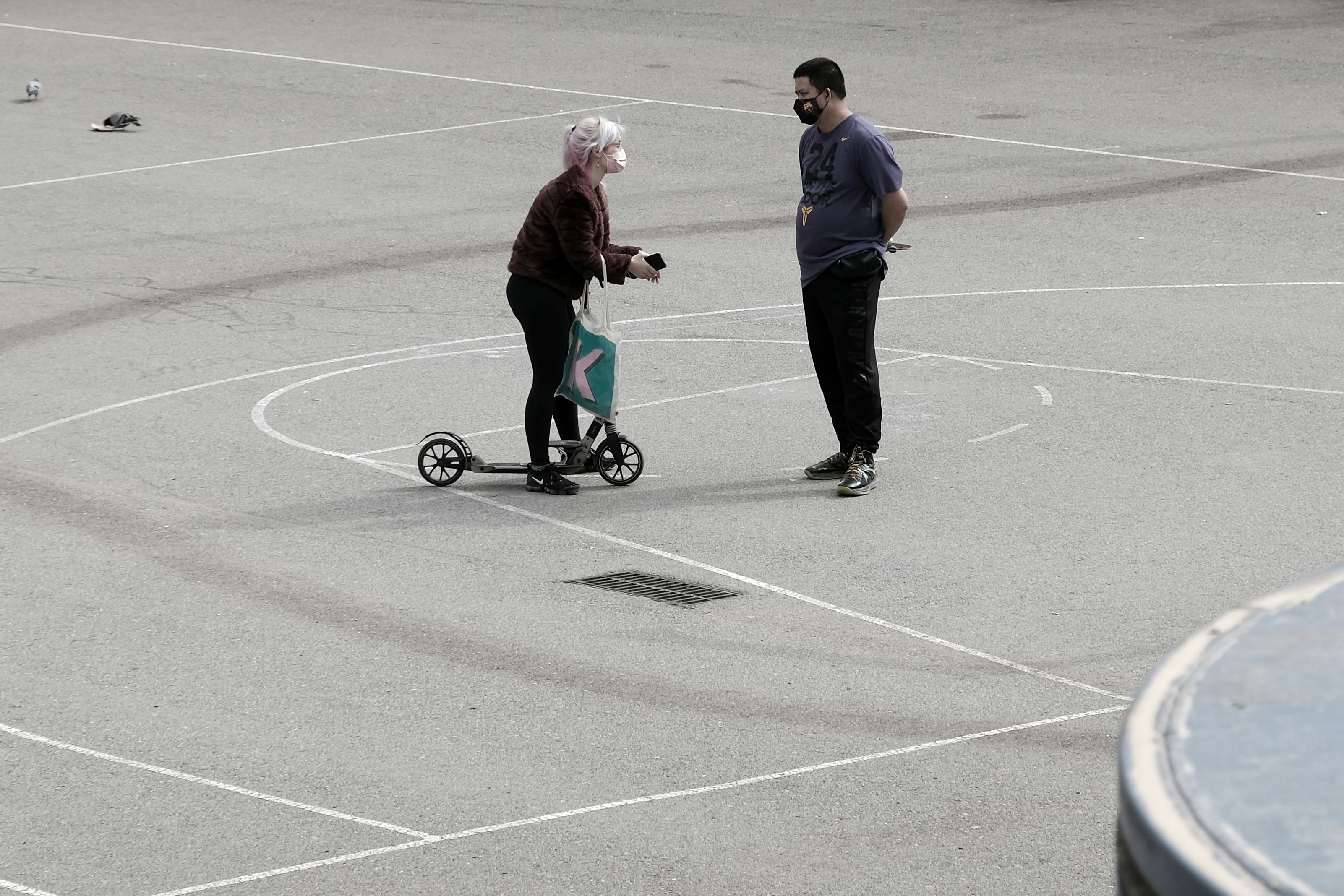 Un hombre parado junto a una mujer en la parte superior de una cancha de baloncesto