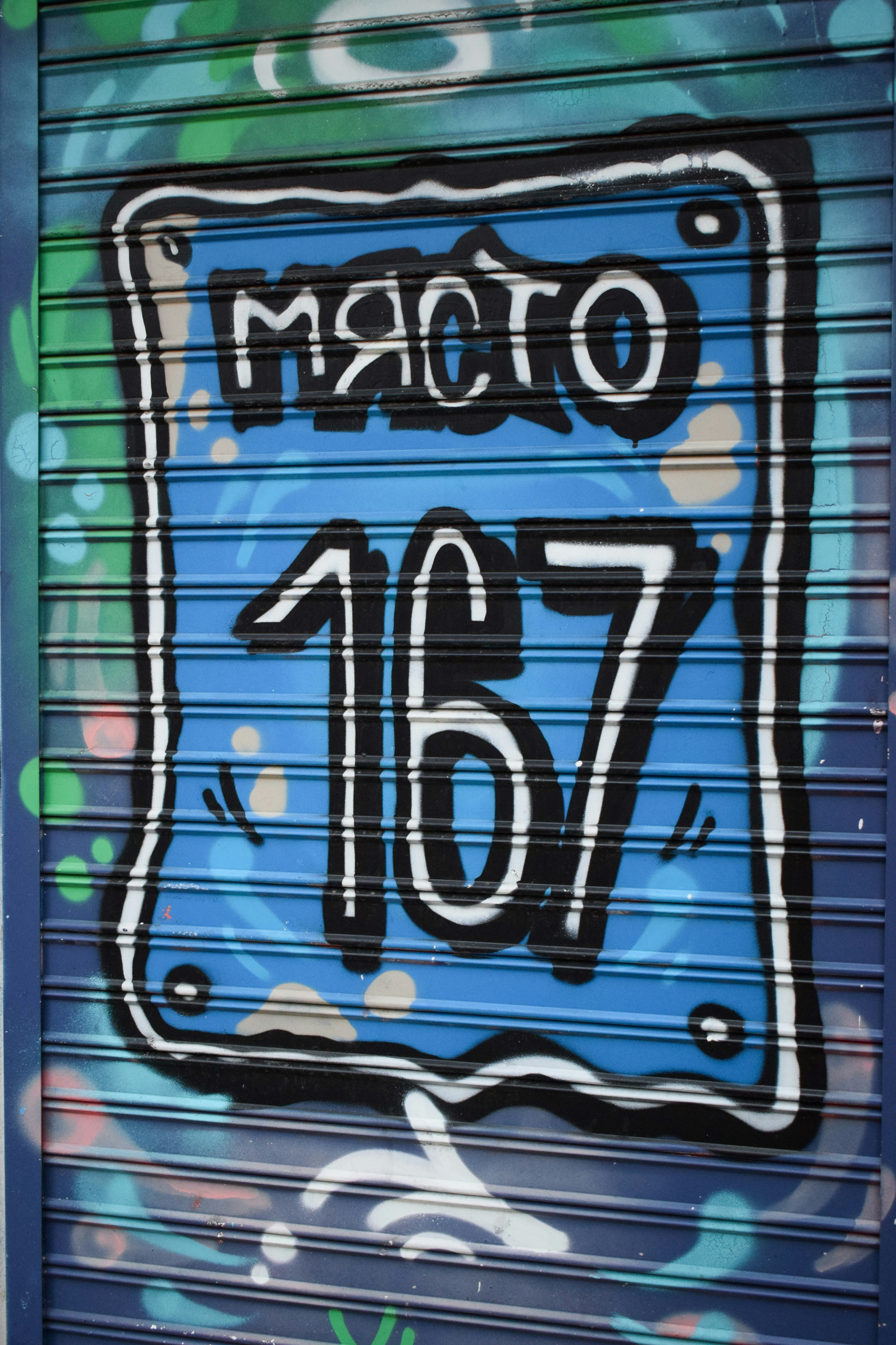 uma porta de garagem azul com grafite