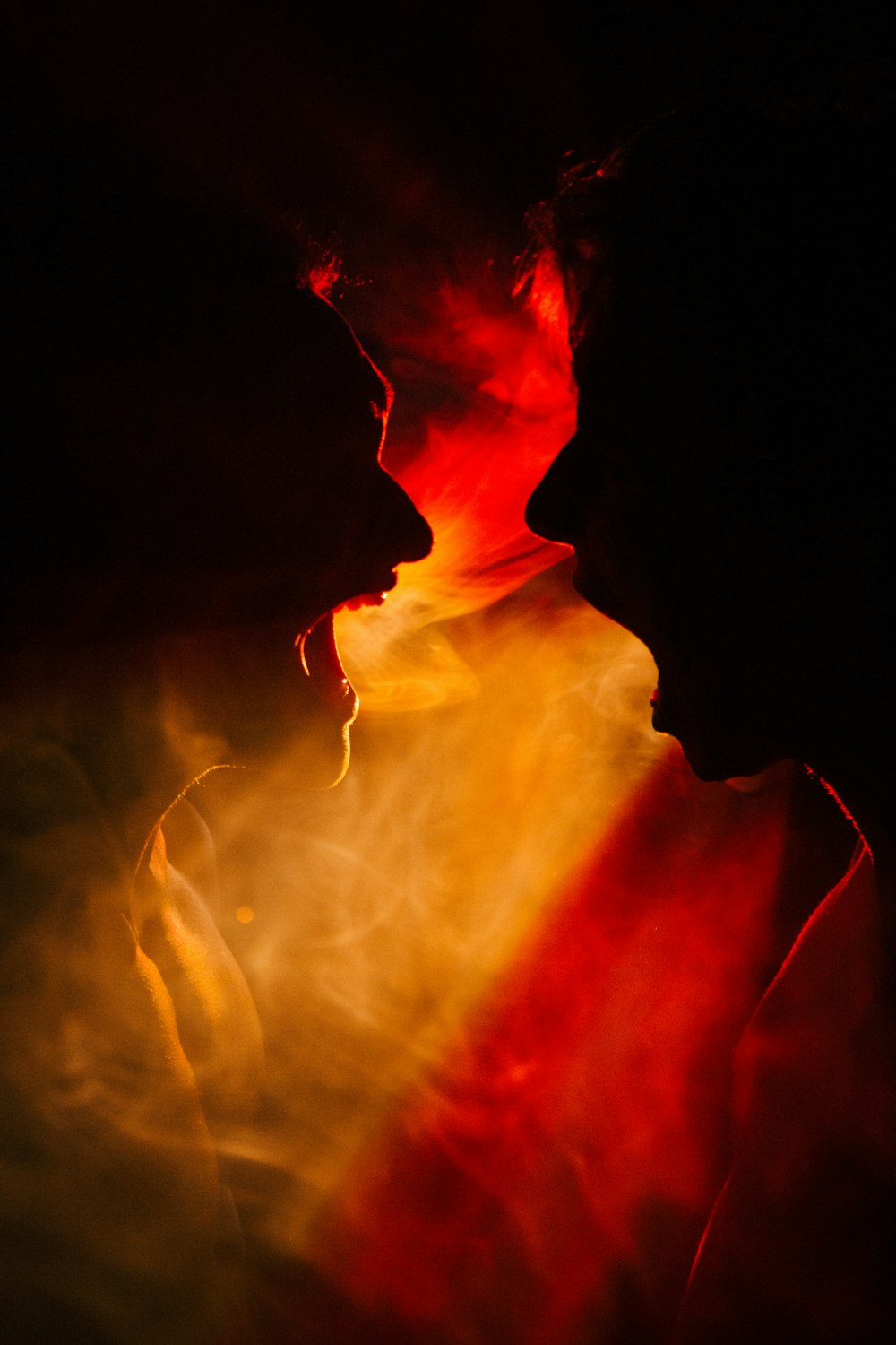 暗闇の中でキスしているカップル