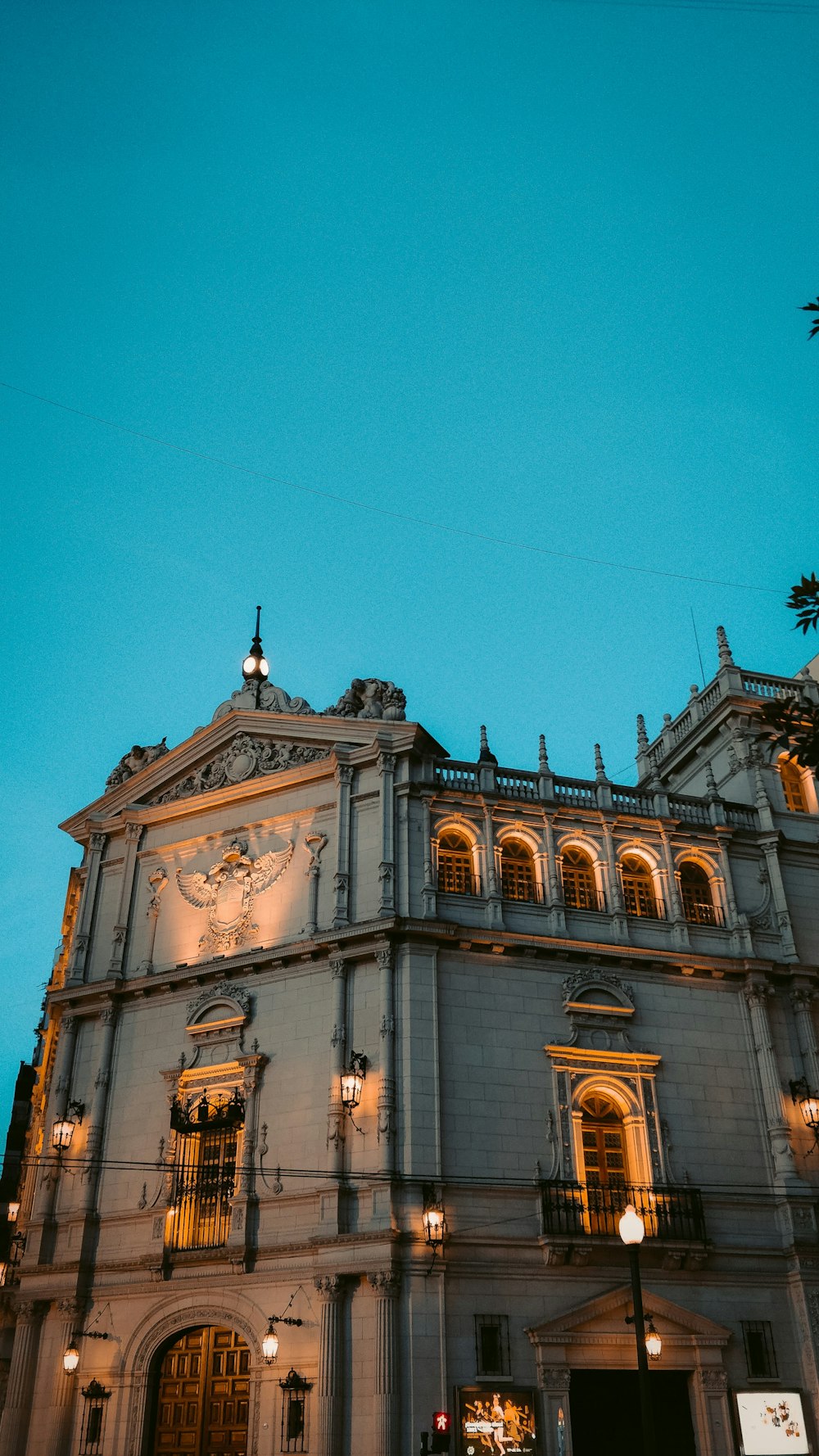 ein großes Gebäude mit einer Uhr an der Vorderseite