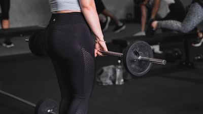 FBB dating sites — athletic woman lifting a barbell