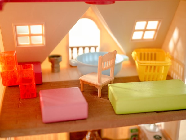 Casa delle bambole con accessori su un tavolo
