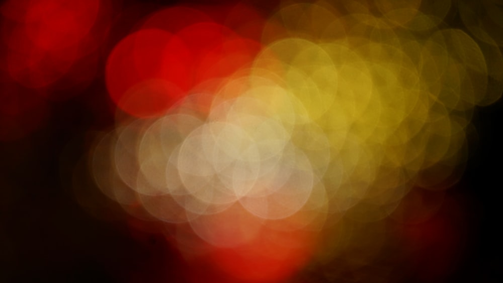 a blurry photo of a red and yellow light