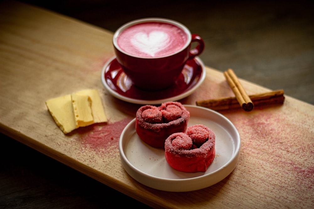 Quelques petites pâtisseries sur une assiette à côté d’une tasse de café