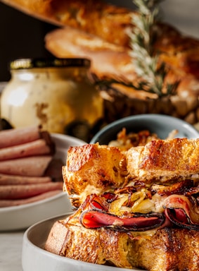 Close-up of a gourmet Spanish kebab with fresh vegetables and sauces on artisan bread.