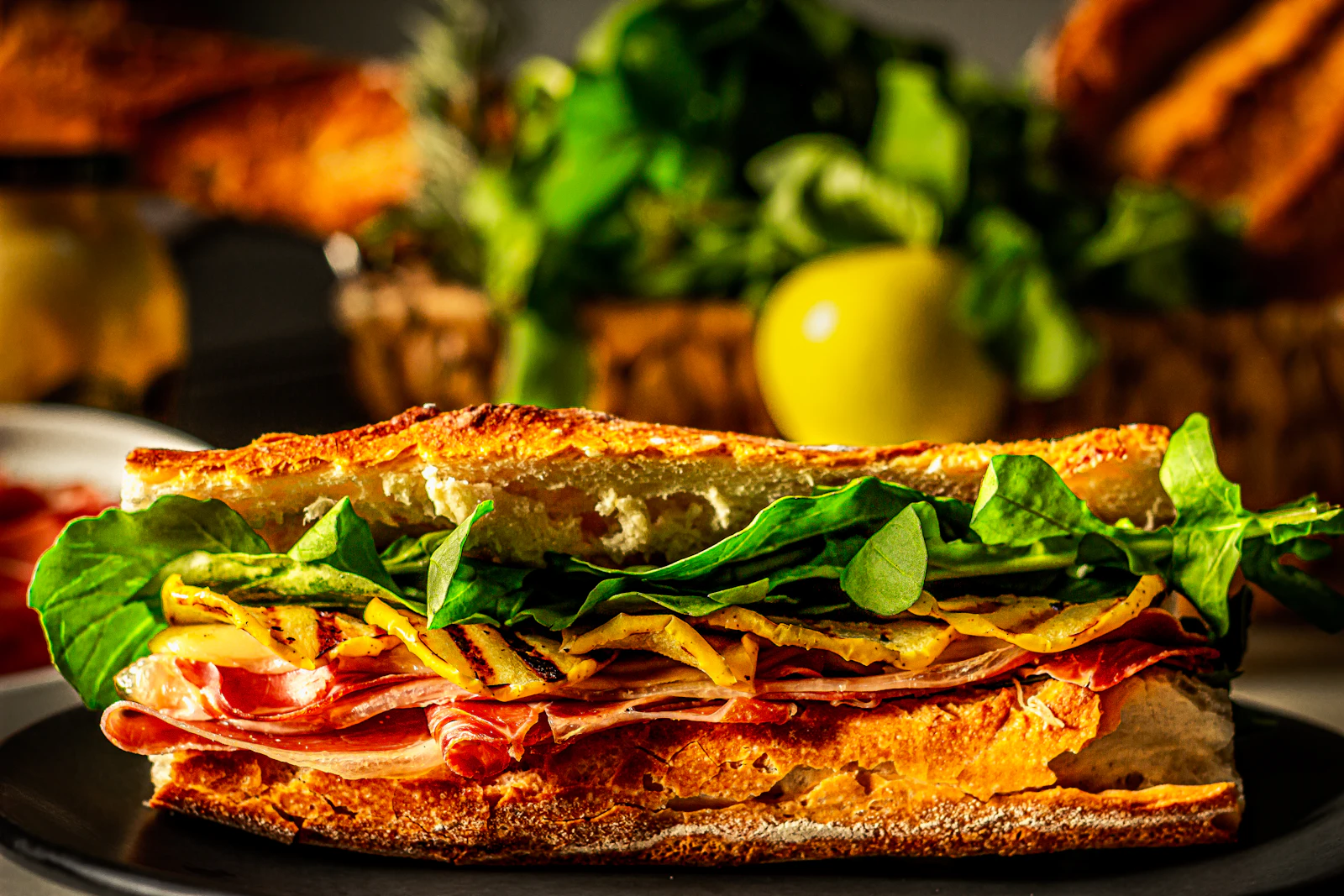 Torta mexicana con carne, queso y lechuga