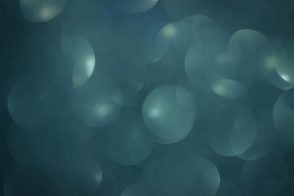 a blurry photo of a bunch of bubbles