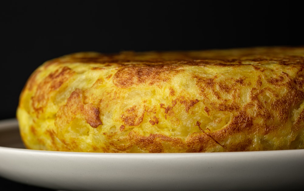 Un primer plano de un trozo de comida en un plato