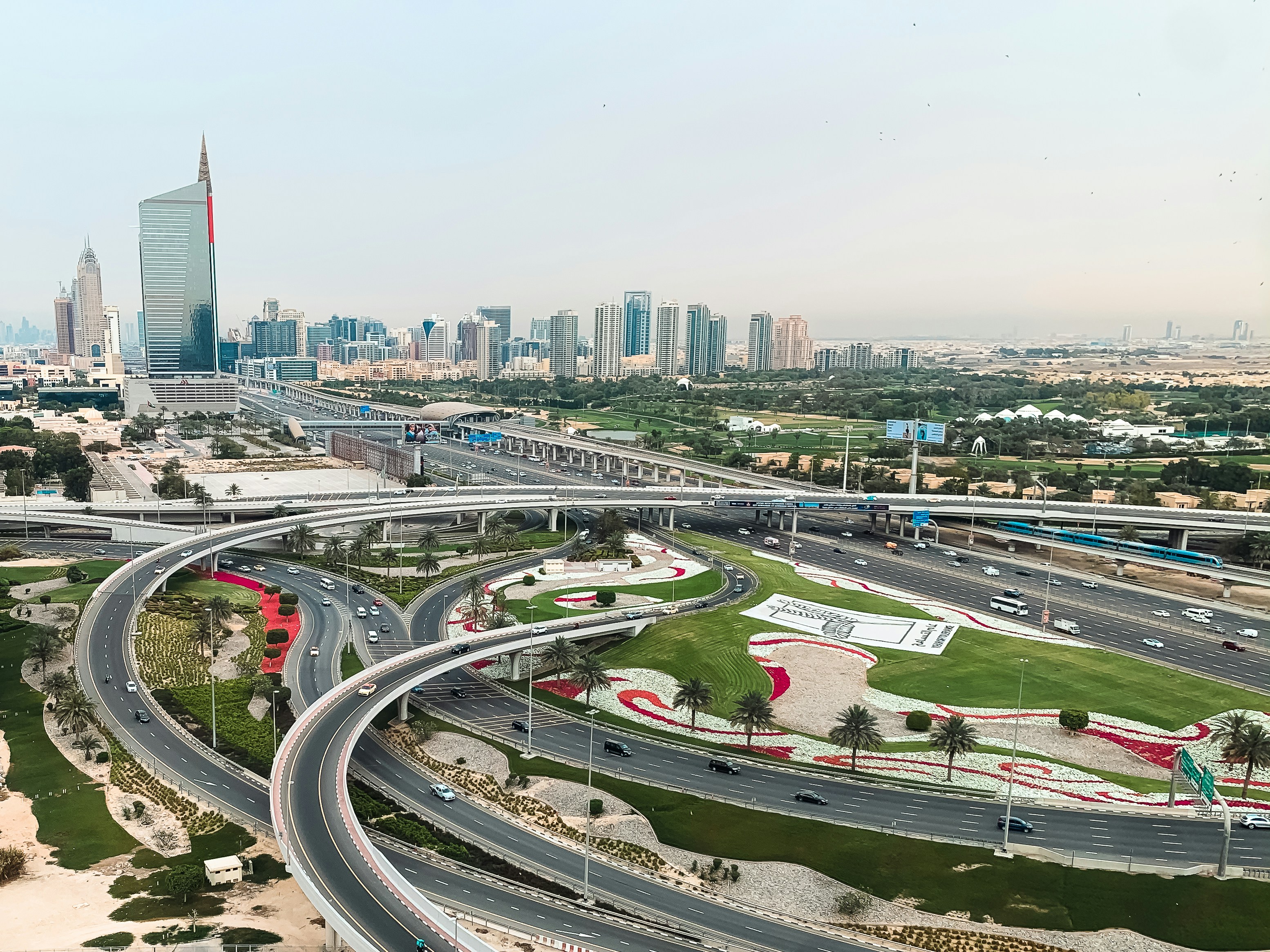 Luftaufnahme einer Autobahnkreuzung mit einer Stadt im Hintergrund
