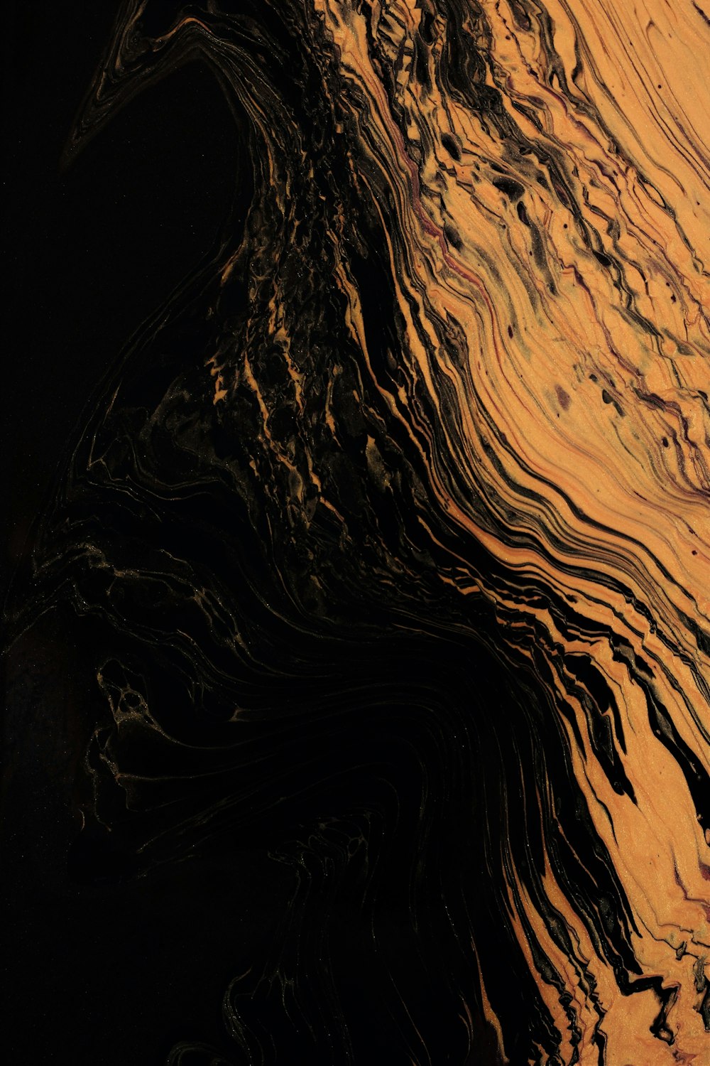 Gros plan d’une surface brune et noire