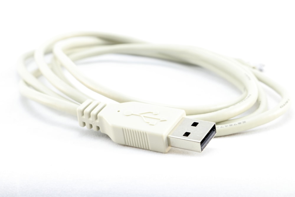um close up de um cabo USB branco