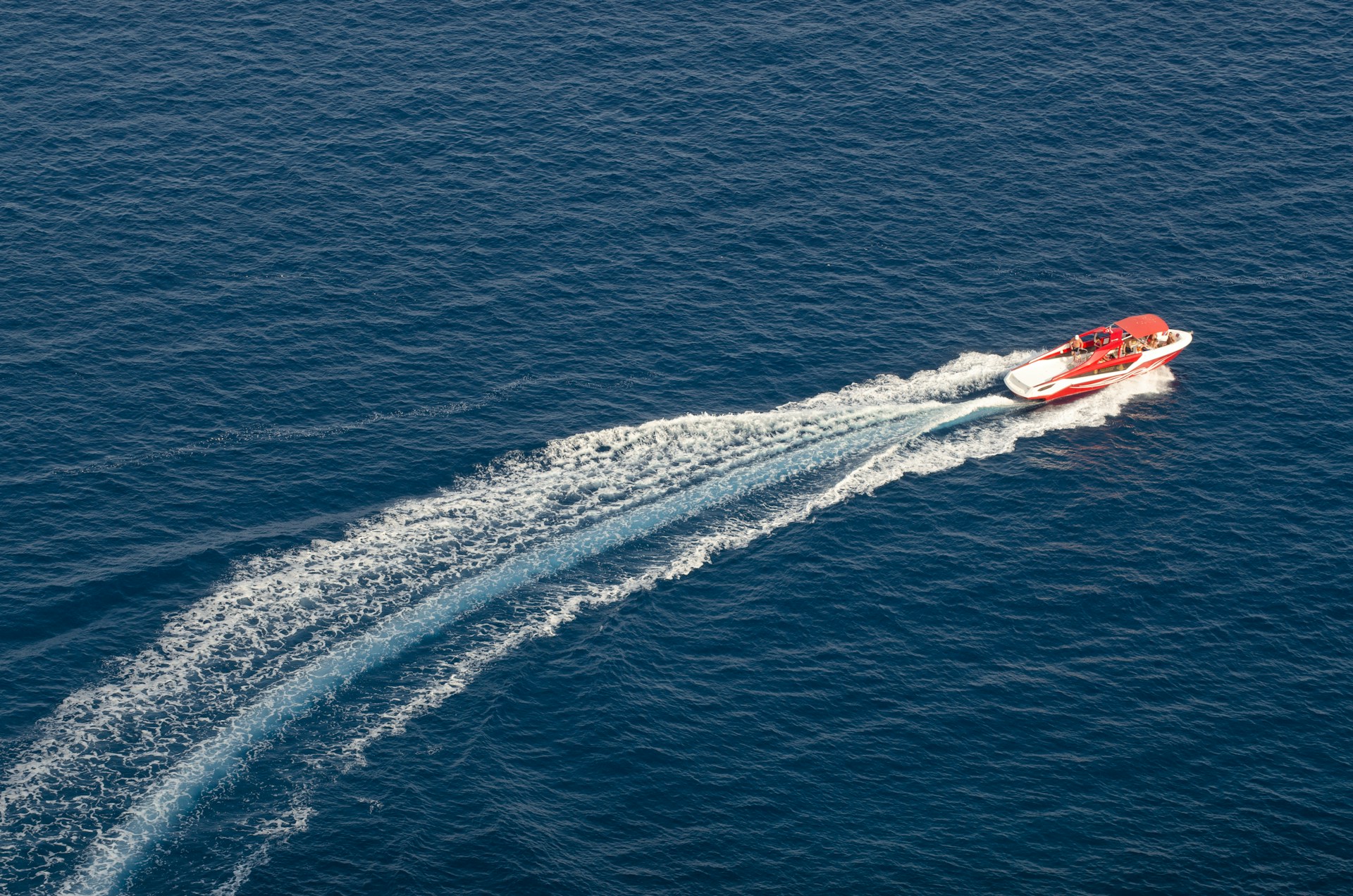 a speed boat is speeding across the water