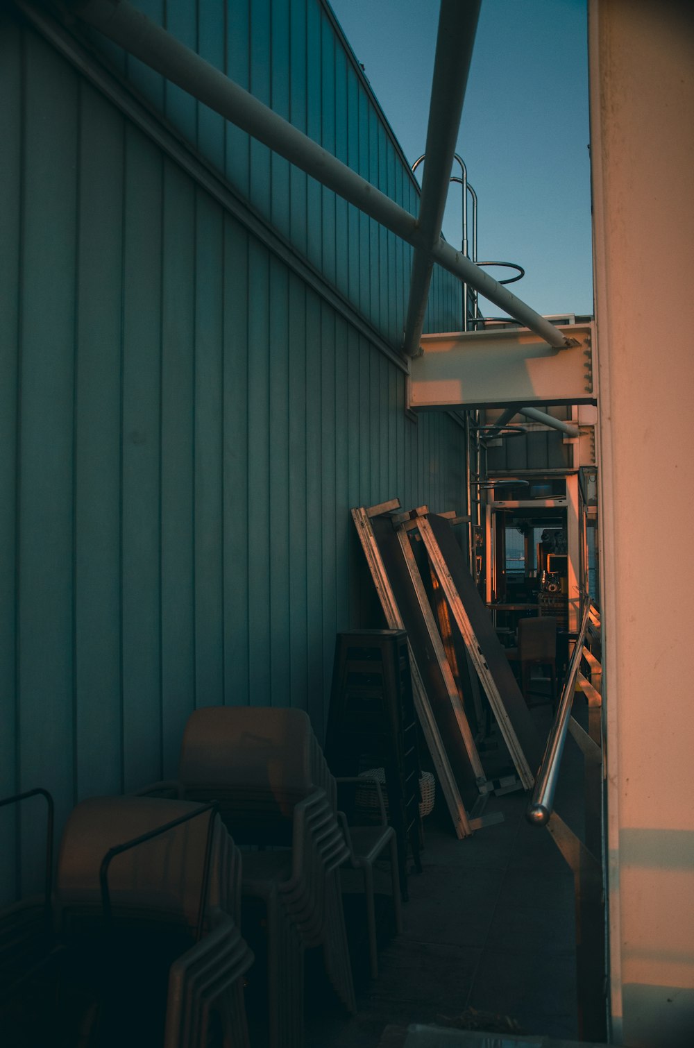 a group of chairs sitting outside of a building