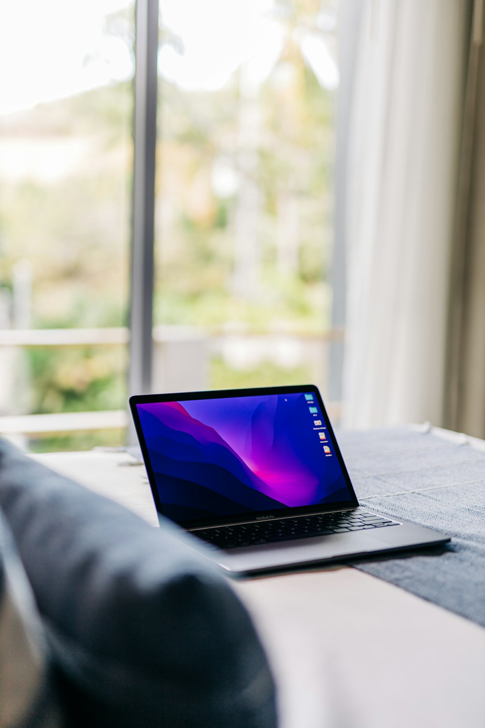 un ordinateur portable posé sur une table