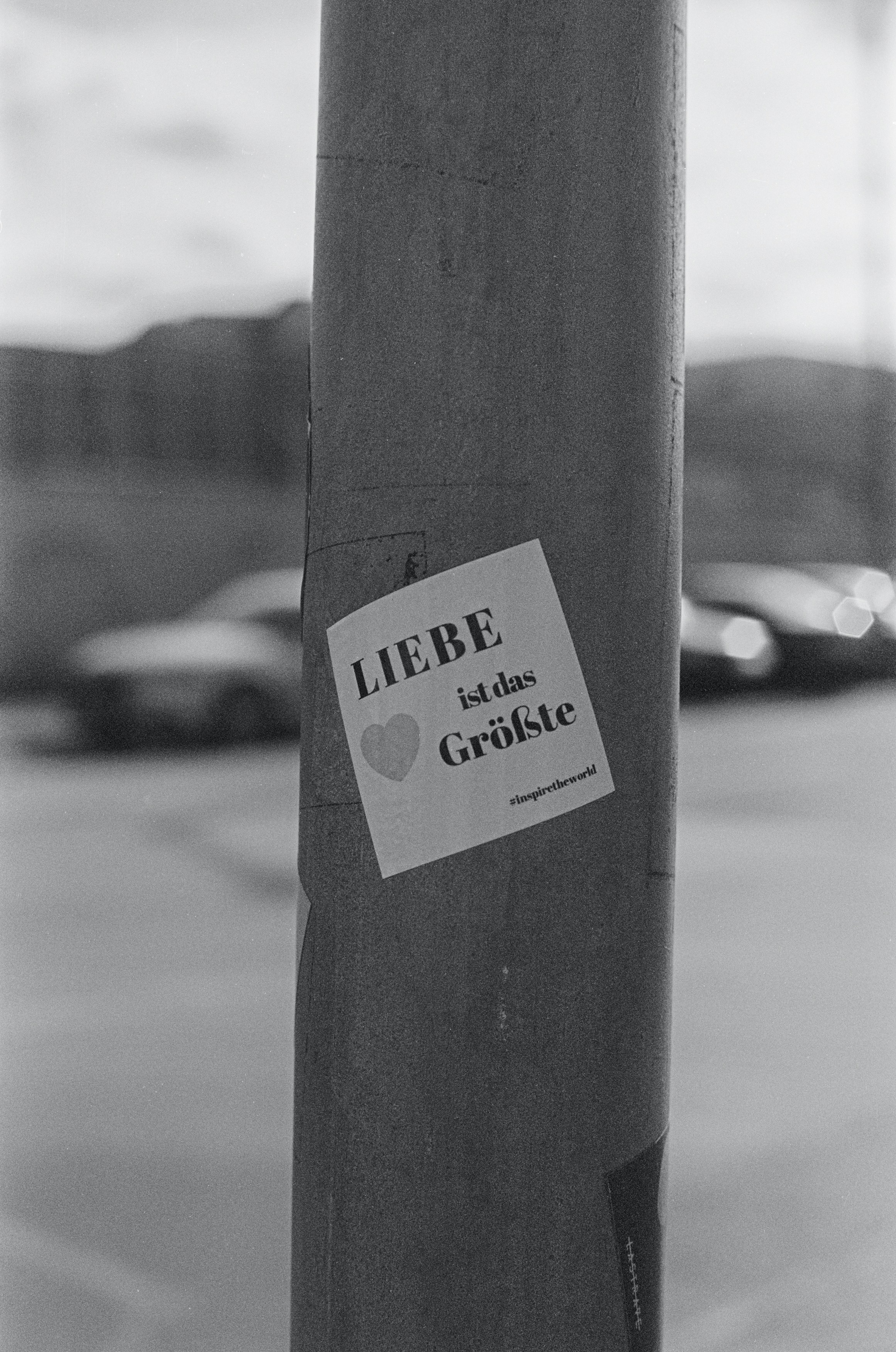LIEBE IST DAS GRÖSSTE – LOVE IS THE GREATEST. Leica R7 (1994), Summicron-R 2.0 35mm (1978). Hi-Res analog scan by www.totallyinfocus.com – Kodak T-MAX 400  (expired 2008)