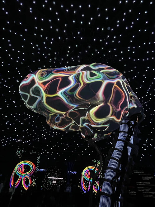 A vibrant digital brain made of colorful bubbles expanding and connecting, illustrating the flow of ideas.