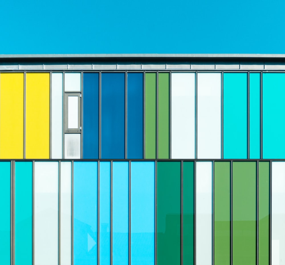 Un edificio multicolor con un cielo azul en el fondo