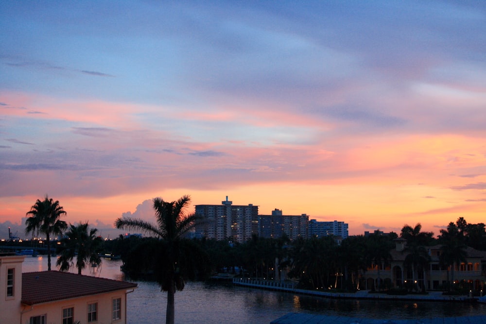 una vista del atardecer de una ciudad y un cuerpo de agua