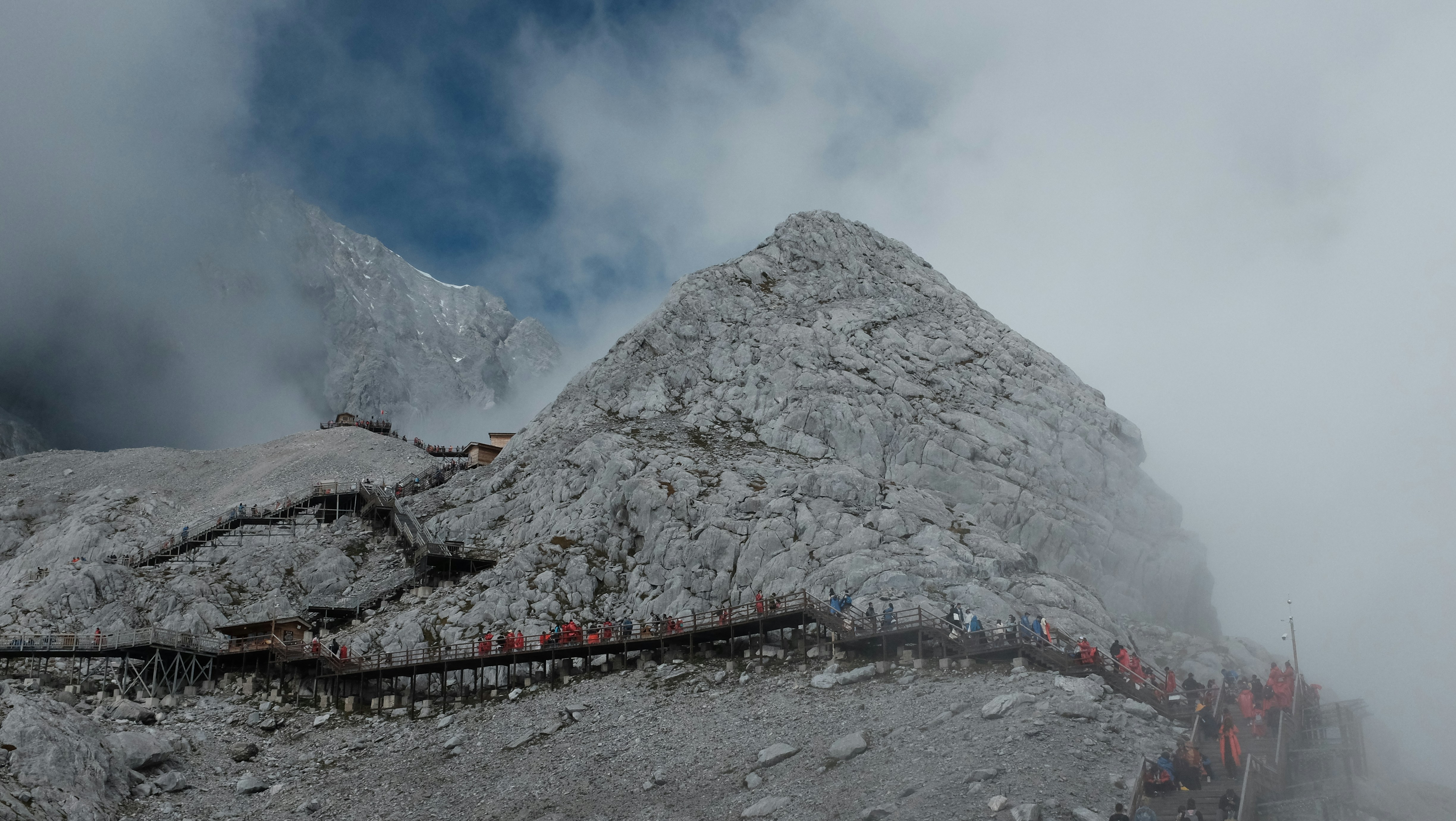 Un grupo de personas de pie en la cima de una montaña