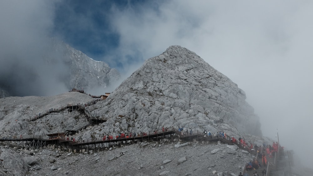 Un grupo de personas de pie en la cima de una montaña