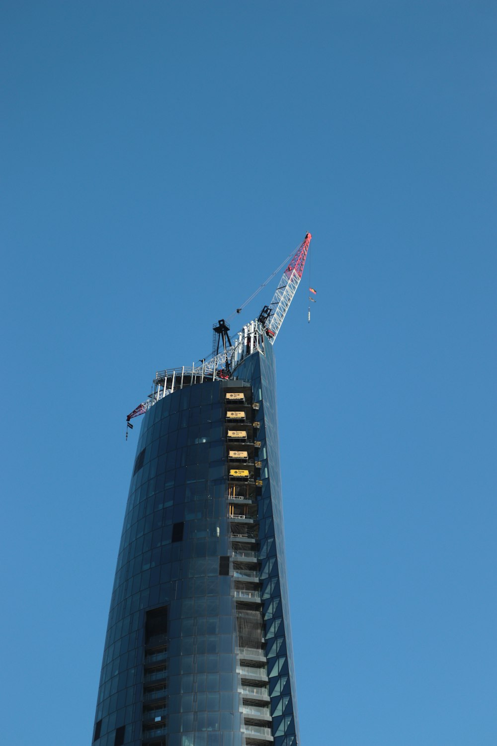 Un edificio molto alto con una gru sopra di esso