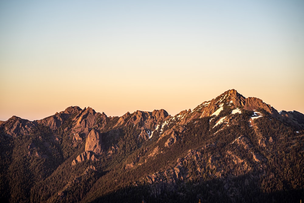 une vue d’une chaîne de montagnes au coucher du soleil